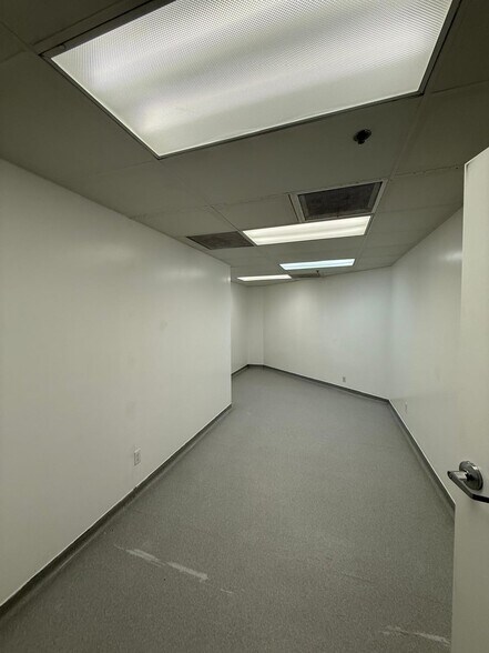 More Photos Of 7979-7989 Vickers St, San Diego Flex For Lease