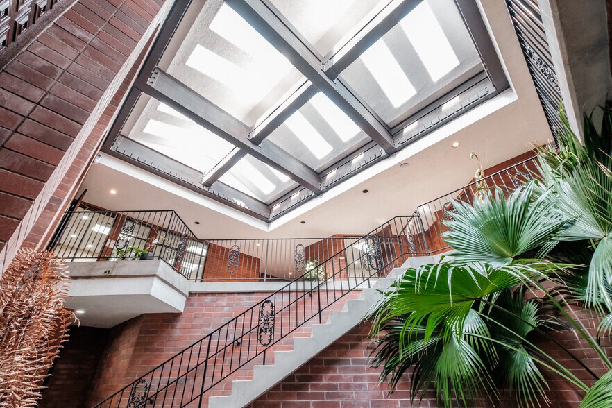 More Photos Of 960 Broadway St NE, Salem Office For Lease