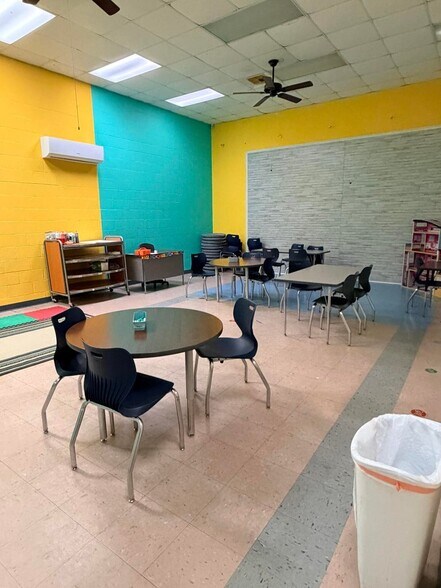 More Photos Of 800 S Main St, Petal Freestanding For Sale