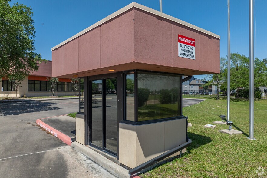 More Photos Of 12055 Kurland Dr, Houston Warehouse For Lease