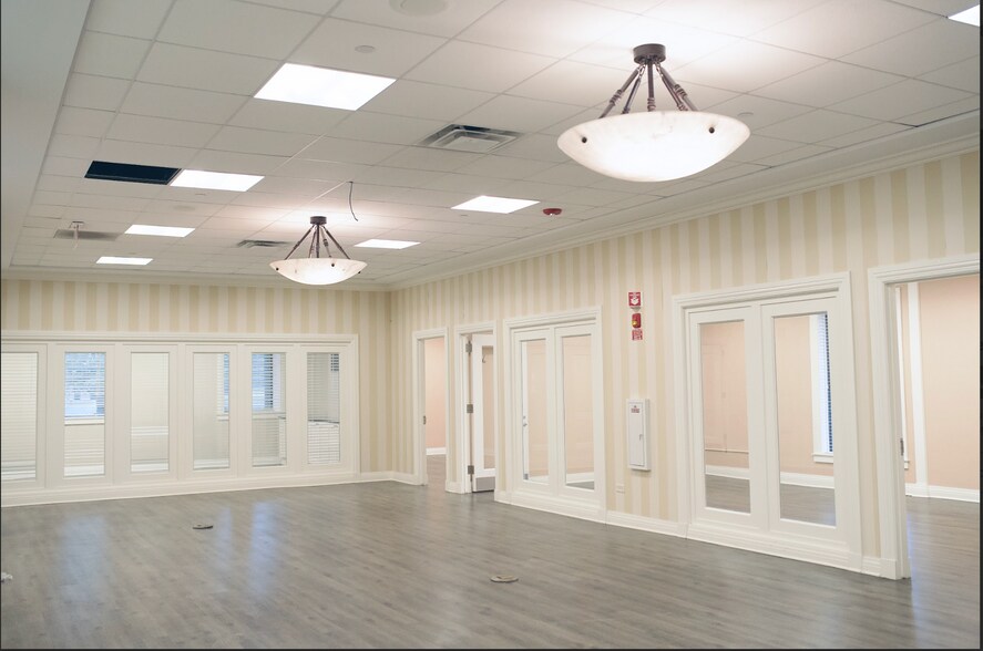 More Photos Of 1350 Lake St, Roselle Office For Lease