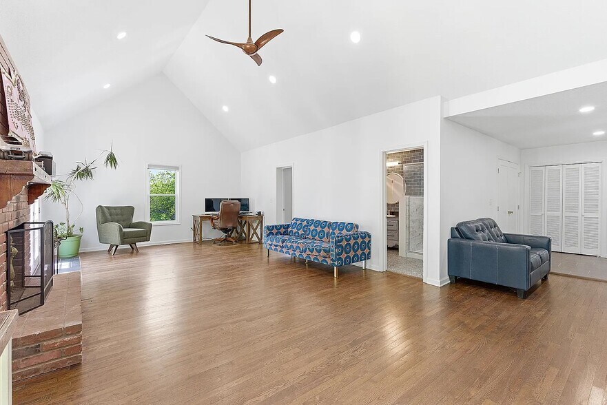 More Photos Of 1106 College Hill St, Pleasant Hill Flex For Sale