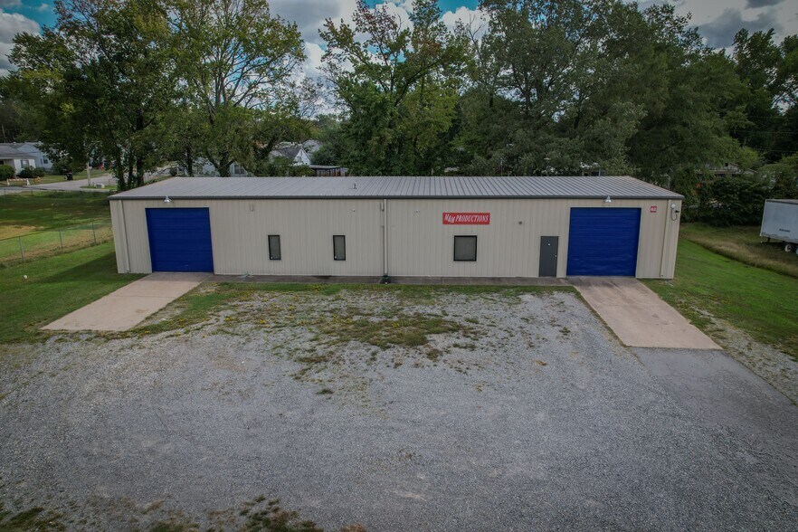 More Photos Of 62 Industrial Park Cir, Benton Light Distribution For Lease