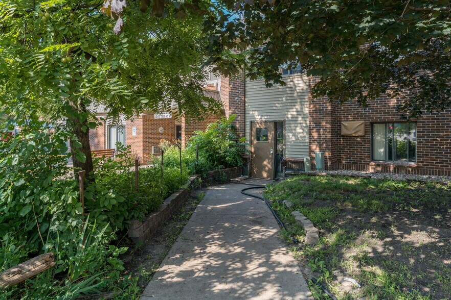 More Photos Of 3200 S Maple Ave, Slayton Apartments For Sale