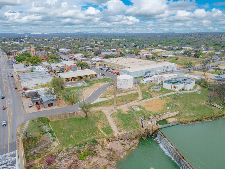 More Photos Of 1307 Wright St, Llano Freestanding For Sale