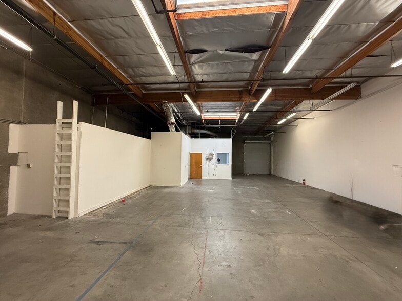 More Photos Of 12987-12999 Arroyo St, San Fernando Warehouse For Lease