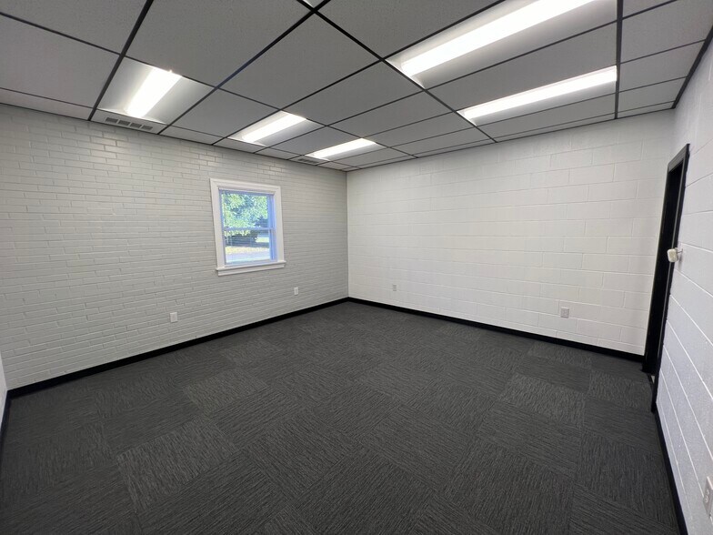 More Photos Of 1821 E Nine Mile Rd, Highland Springs Office For Lease