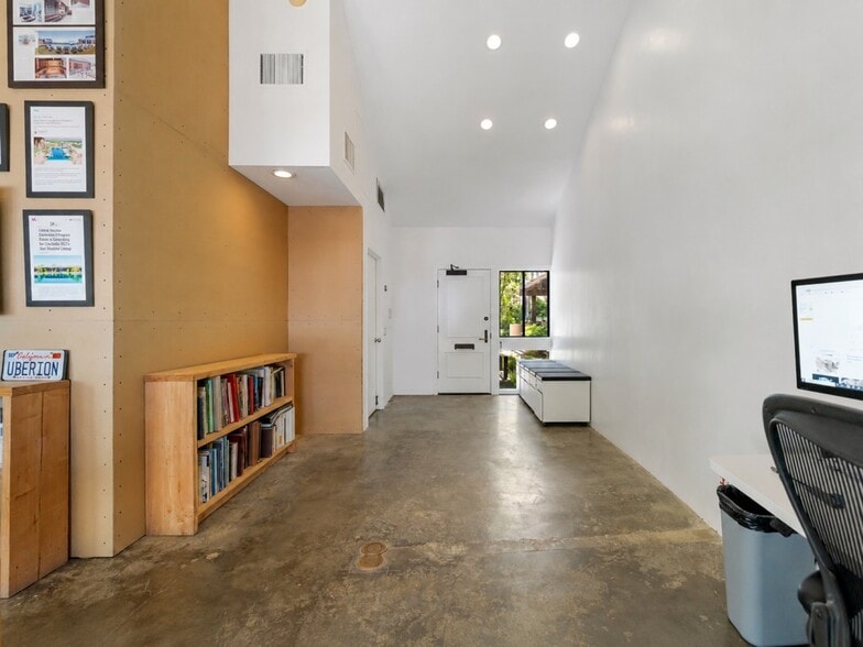 More Photos Of 23501 Park Sorrento, Calabasas Loft Creative Space For Sale