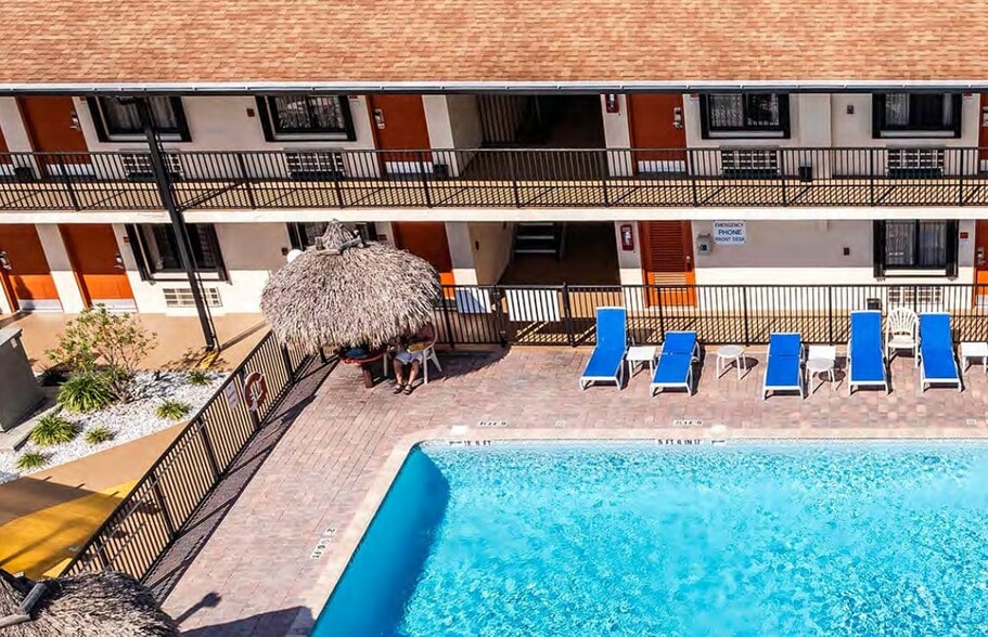 More Photos Of 333 SE Dixie Hwy, Florida City Hotel For Sale