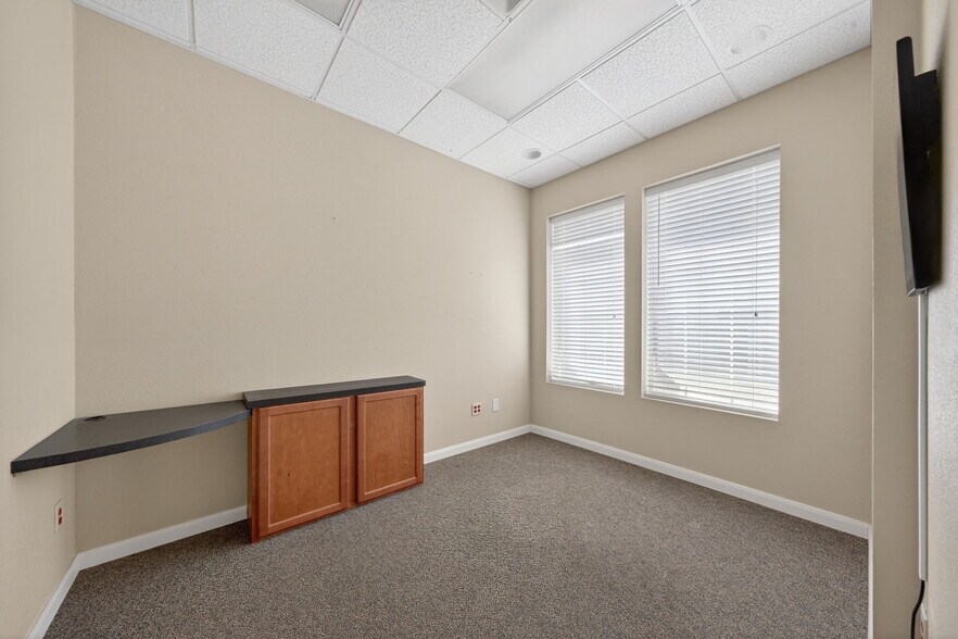More Photos Of 4230 Gardendale St, San Antonio Office For Sale