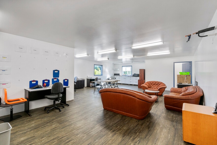 More Photos Of 4141 54 St SE, Salmon Arm Manufacturing For Sale