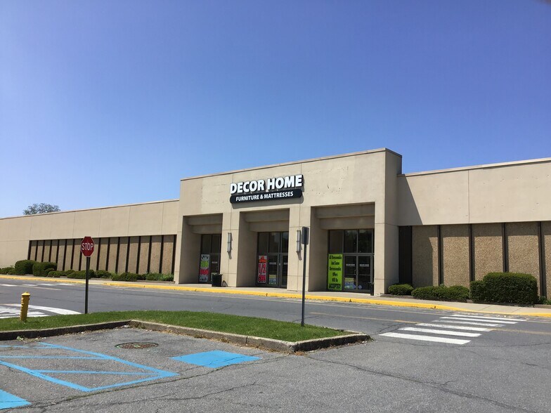More Photos Of 123 Palmer Park Mall, Easton Department Store For Lease