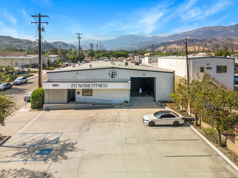 More Photos Of 1301 E Main St, Santa Paula Service For Sale