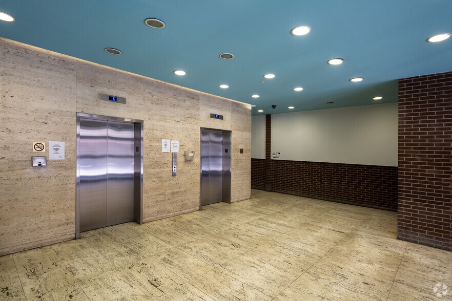More Photos Of 5425 Av Casgrain, Montréal Loft Creative Space For Lease
