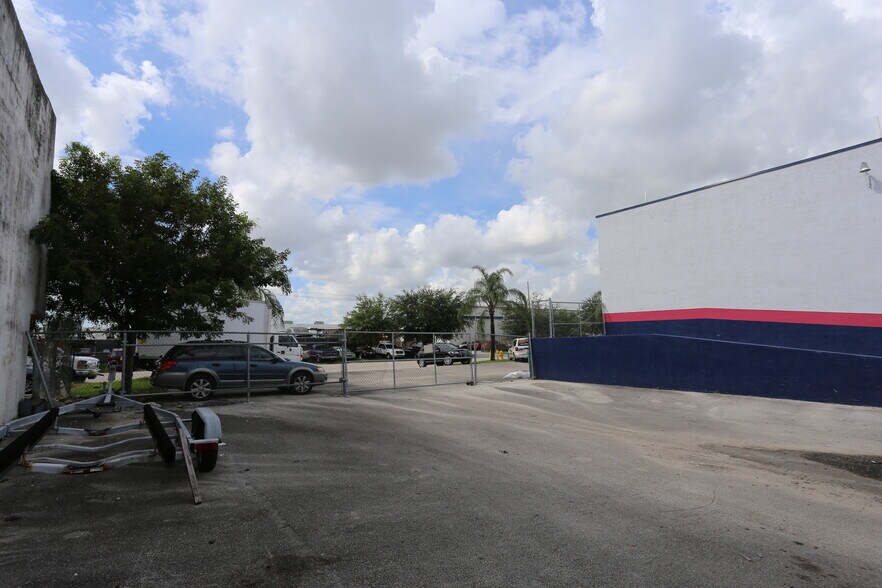 More Photos Of 7553 NW 50th St, Miami Manufacturing For Lease