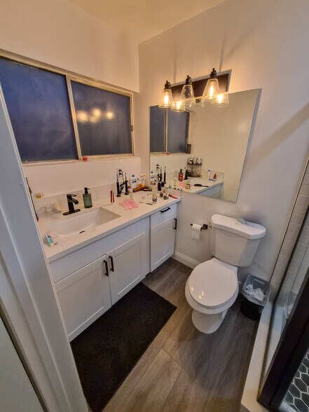 More Photos Of 2050 Rodney Dr, Los Angeles Apartments For Sale