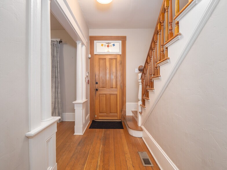 More Photos Of 317 NE Sacramento St, Portland Office For Sale