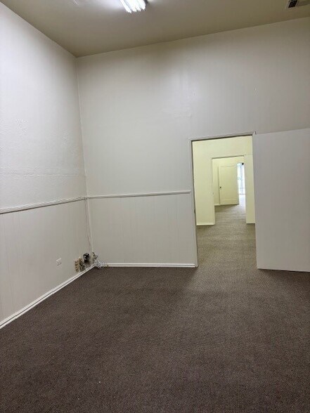 More Photos Of 327 S Western Ave, Los Angeles Storefront For Lease