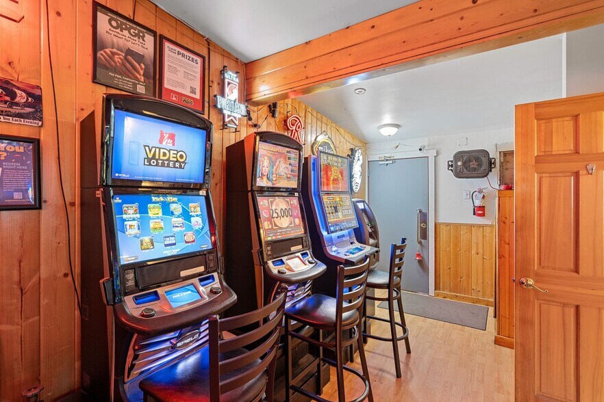 More Photos Of 5277 N Lombard St, Portland Bar For Sale