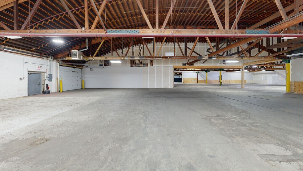 More Photos Of 920 Cedar Ave, St Charles Light Distribution For Lease