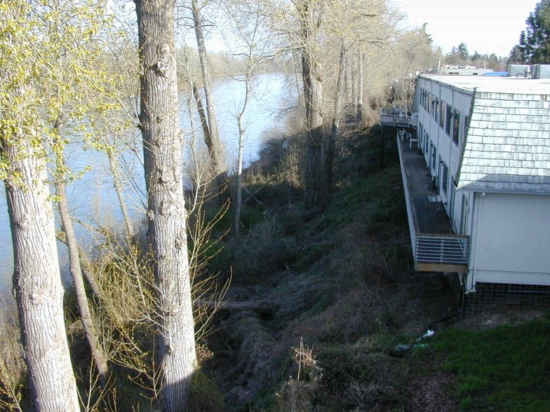 More Photos Of 2111 Front St, Salem Office For Lease