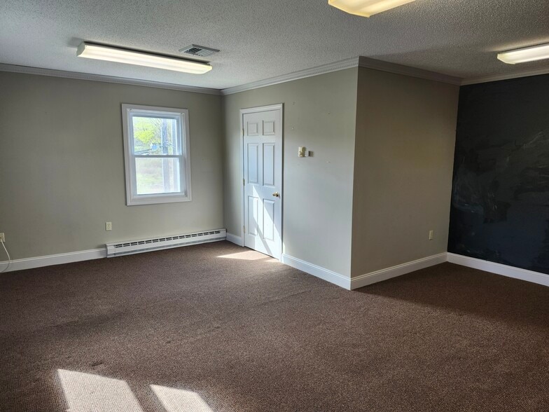 More Photos Of 16 Rae Palmer Rd, Moodus Medical For Sale