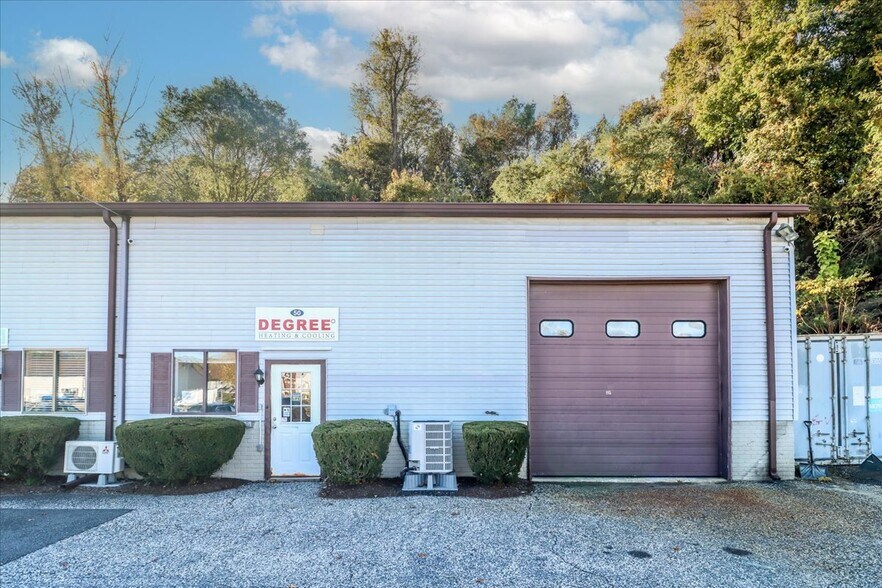 More Photos Of 50 S End Plz, New Milford Light Distribution For Sale