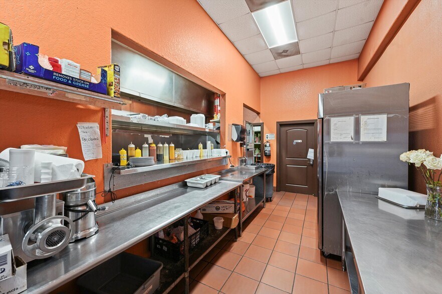 More Photos Of 918 W Plantation Dr, Clute Restaurant For Sale