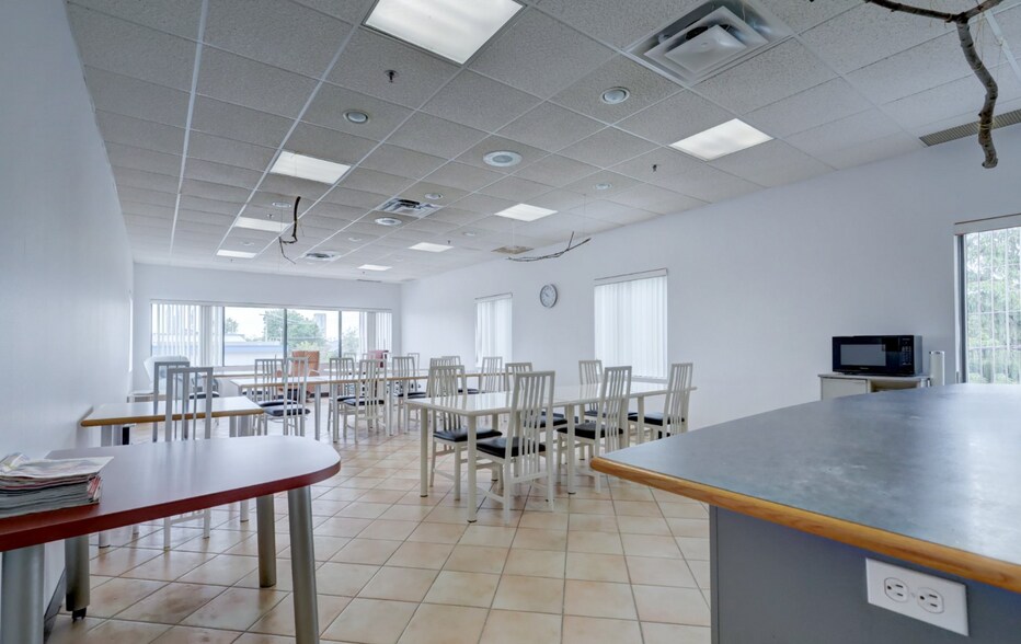 More Photos Of 299 Rue Chaput, Saint-pie Manufacturing For Sale