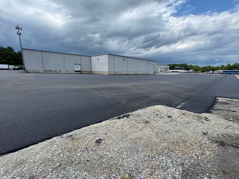 More Photos Of 16121 Business Pky, Hagerstown Warehouse For Lease