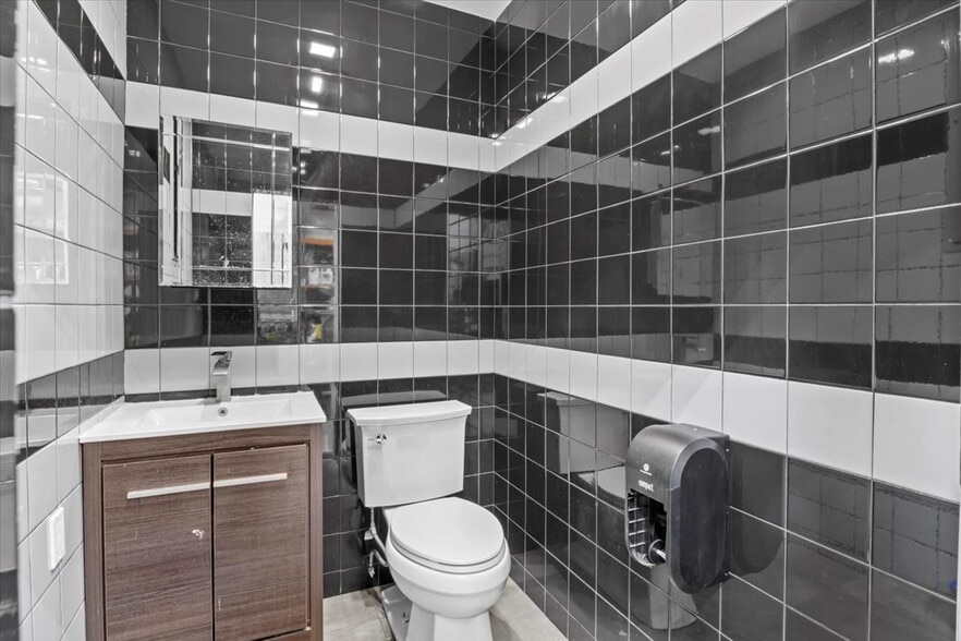 More Photos Of 24-65 46th St, Astoria Flex For Lease