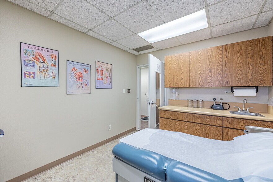 More Photos Of 44725 10th St W, Lancaster Medical For Sale