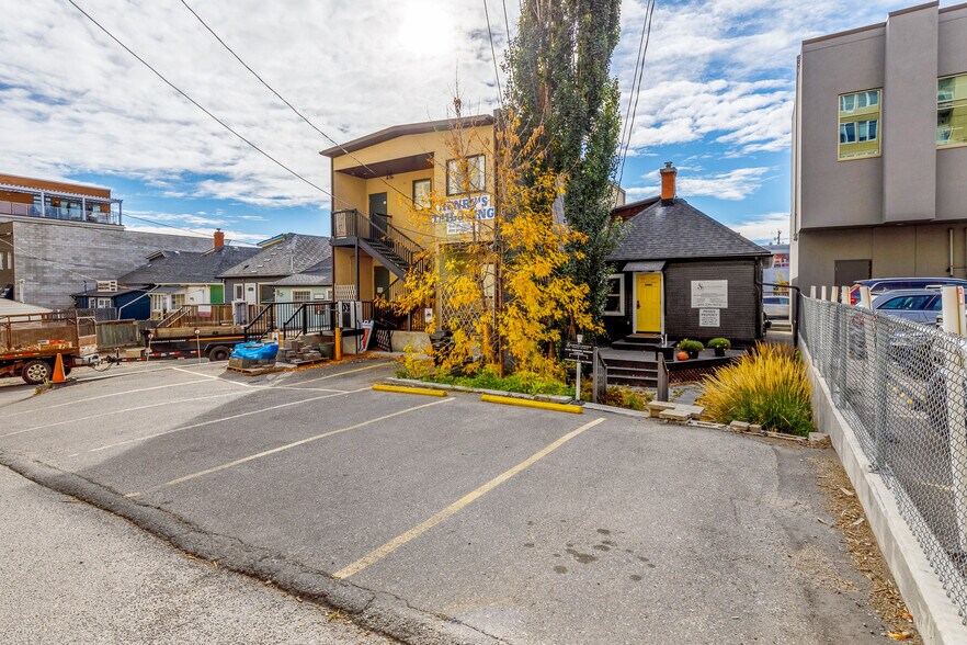 More Photos Of 2032 34th Ave SW, Calgary Office For Sale