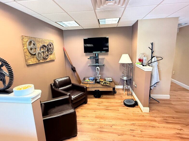 More Photos Of 381 Main St, Wakefield Storefront Retail Office For Lease