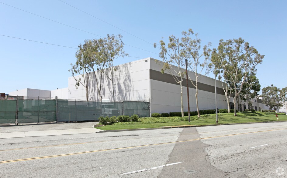 More Photos Of 220 W Victoria St, Compton Warehouse For Lease