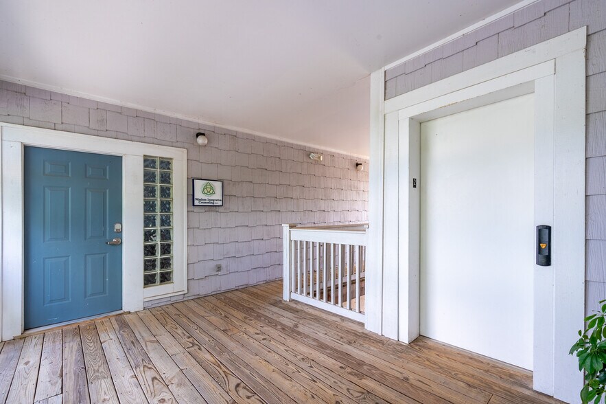 More Photos Of 705-711 Peninsula Dr, Davidson Office For Sale