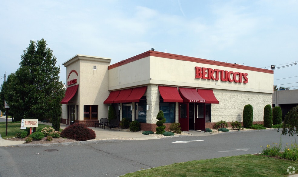 More Photos Of 17 Commerce Way, Woburn Restaurant For Lease