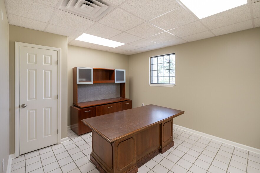 More Photos Of 909 W 39th St, Panama City Manufacturing For Lease