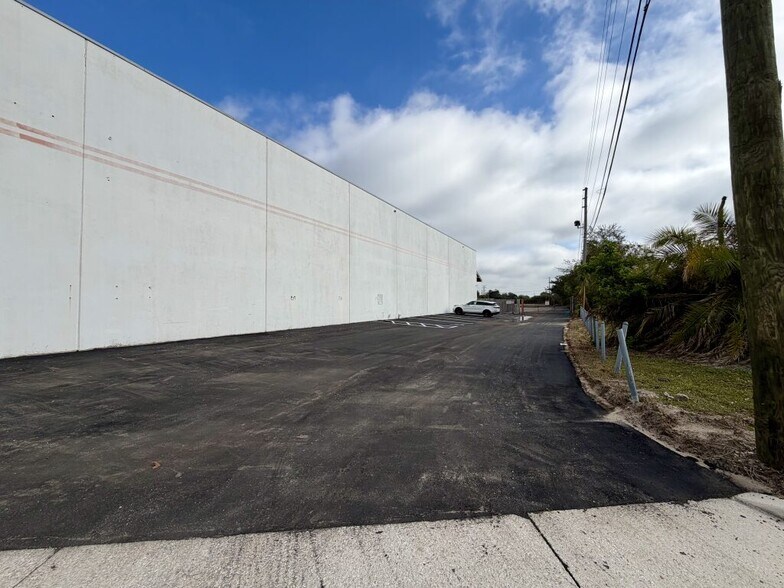 More Photos Of 13755 U.S. Highway 19 N, Clearwater Warehouse For Lease