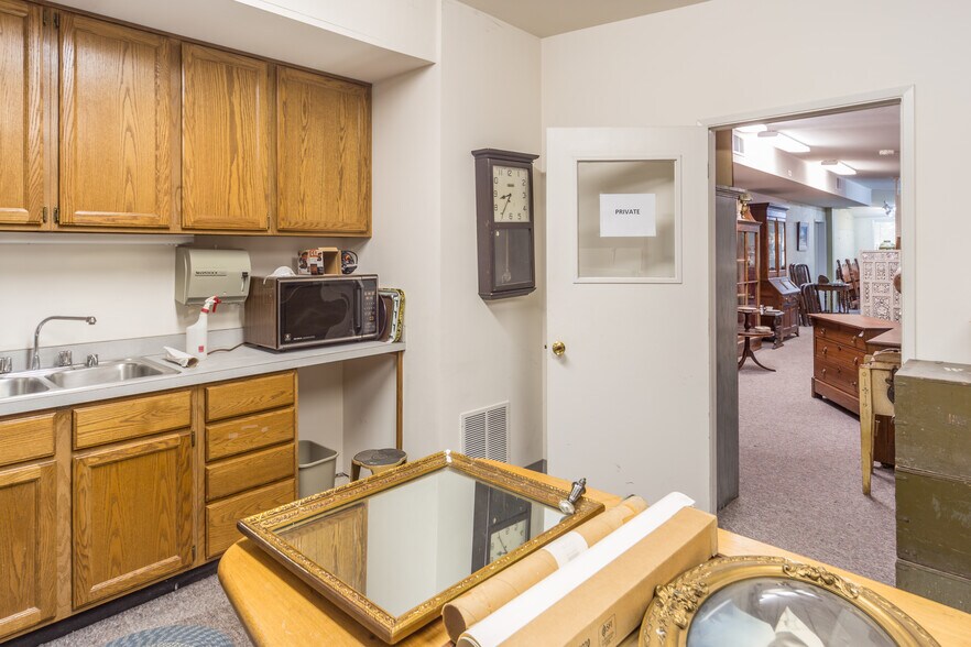 More Photos Of 802 Washington St, Port Townsend General Retail For Sale