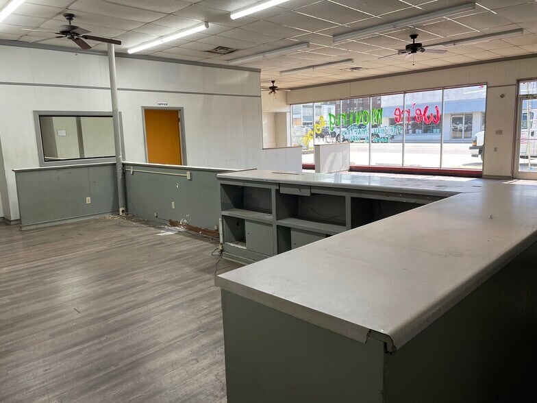 More Photos Of 1804 5th Ave S, Jasper Flex For Lease