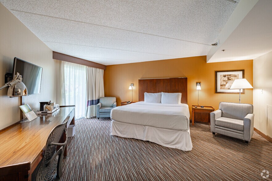 More Photos Of 900 W Lake Cook Rd, Buffalo Grove Hotel For Sale