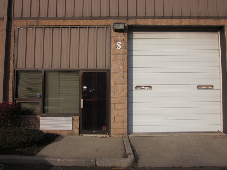 More Photos Of 215 Gates Rd, Little Ferry Warehouse For Lease