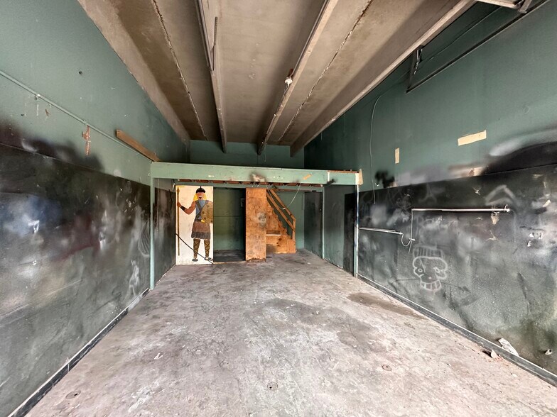 More Photos Of 5801-5807 Dawson St, Hollywood Warehouse For Lease