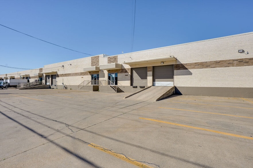 More Photos Of 11233-11251 Leo Ln, Dallas Warehouse For Lease