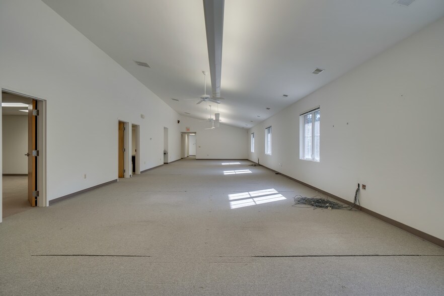 More Photos Of 2442 New Dorset Cir, Powhatan Office For Lease