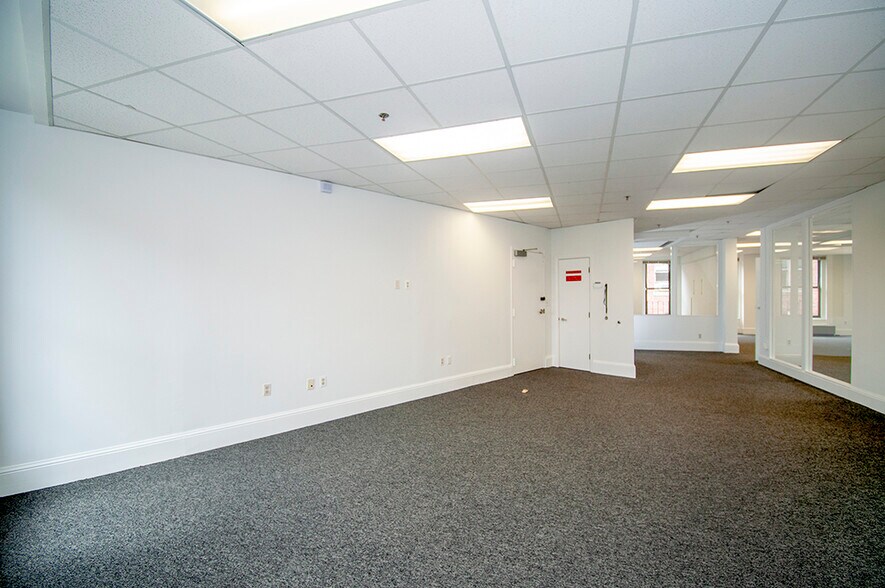 More Photos Of 2 Park Plz, Boston Office For Lease