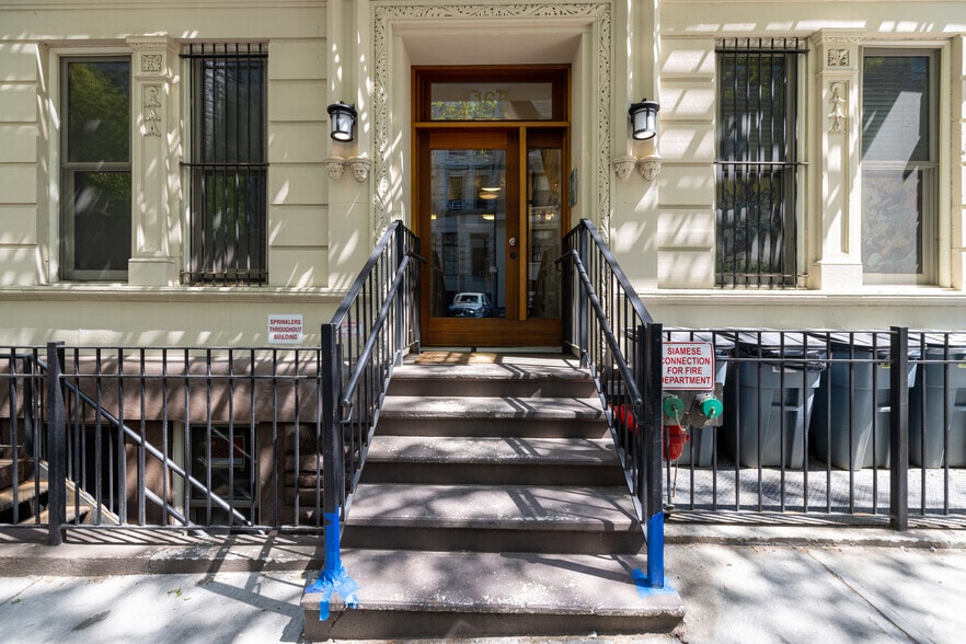 More Photos Of 165 W 80th St, New York Apartments For Lease