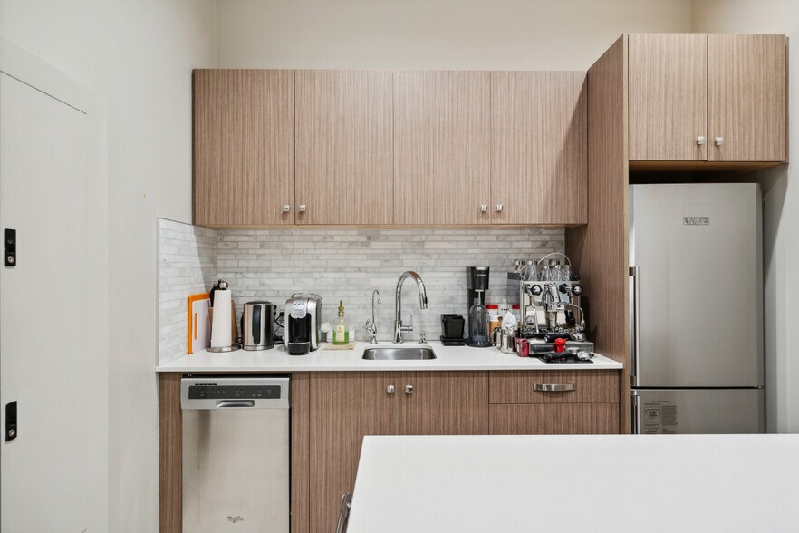 More Photos Of 934 6 Av SW, Calgary Storefront Retail Office For Lease