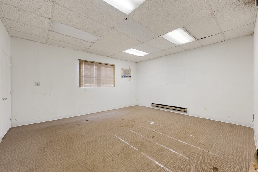 More Photos Of 5213 W Broadway Ave, Minneapolis Auto Dealership For Lease